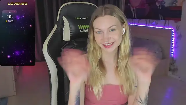 Snapshot of BiMolly chatting on 12, 3, 2025 BiMolly online show from 12, 3, 2025