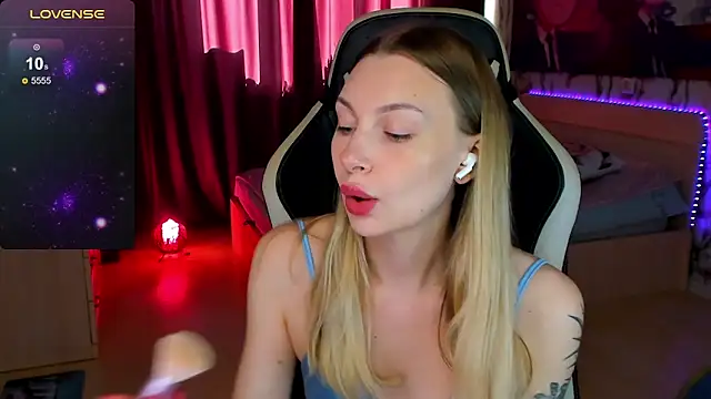 Snapshot of BiMolly chatting on 12, 9, 2025 BiMolly online show from 12, 9, 2025