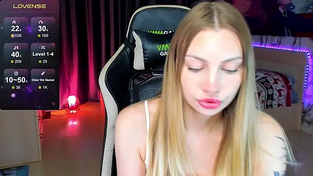 Snapshot of BiMolly chatting on 2, 10, 2025 BiMolly online show from 2, 10, 2025