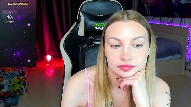 Snapshot of BiMolly chatting on 25, 10, 2025 BiMolly online show from 25, 10, 2025