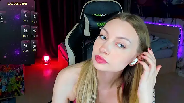 Snapshot of BiMolly chatting on 28, 10, 2025 BiMolly online show from 28, 10, 2025