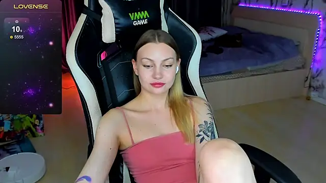 Snapshot of BiMolly chatting on 8, 11, 2025 BiMolly online show from 8, 11, 2025