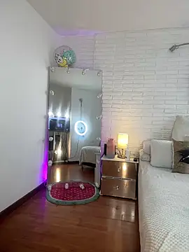 hollythomson online show from 11, 2, 2026