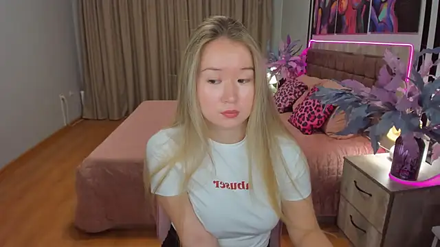 Snapshot of PollyOcean chatting on 7, 11, 2025 PollyOcean online show from 7, 11, 2025