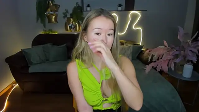 Snapshot of PollyOcean chatting on 10, 11, 2025 PollyOcean online show from 10, 11, 2025