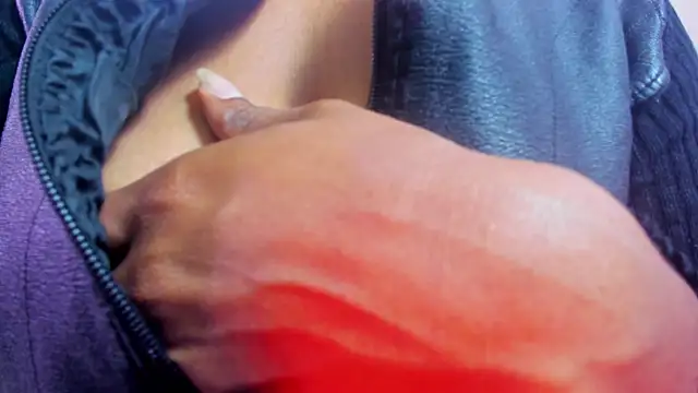 Ellie Alves online show from 4, 12, 2025