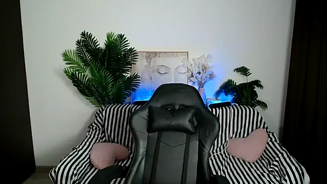 Snapshot of SEXY-GODDESabrina chatting on 4, 3, 2025 SEXY-GODDESabrina online show from 4, 3, 2025