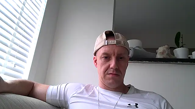 Snapshot of ploki2180 chatting on 28, 10, 2025 ploki2180 online show from 28, 10, 2025