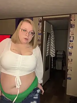 Snapshot of Blondiee_x chatting on 16, 2, 2025 Blondiee x online show from 16, 2, 2025