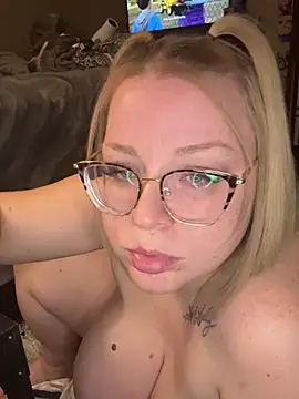 Snapshot of Blondiee_x chatting on 28, 2, 2025 Blondiee x online show from 28, 2, 2025