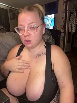 Snapshot of Blondiee_x chatting on 10, 9, 2025 Blondiee x online show from 10, 9, 2025