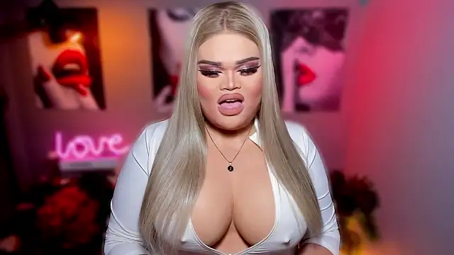 Snapshot of KarolinaThompson chatting on 5, 10, 2025 KarolinaThompson online show from 5, 10, 2025