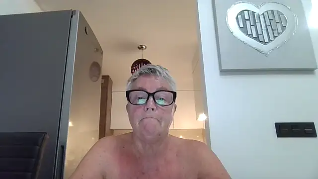 GrannyChrissy68 online show from 1, 10, 2025