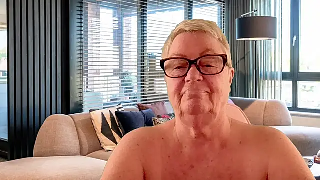 GrannyChrissy68 online show from 4, 4, 2026