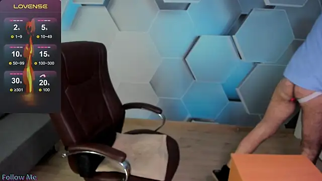 Snapshot of SteveTiger chatting on 28, 11, 2025 SteveTiger online show from 28, 11, 2025