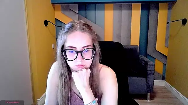 Snapshot of AliceAdams chatting on 8, 3, 2025 AliceAdams online show from 8, 3, 2025