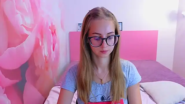 Snapshot of AliceAdams chatting on 4, 10, 2025 AliceAdams online show from 4, 10, 2025