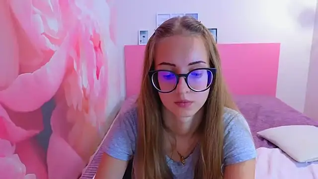 Snapshot of AliceAdams chatting on 6, 10, 2025 AliceAdams online show from 6, 10, 2025
