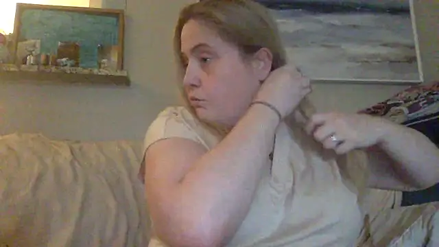 Snapshot of Hleigh327 chatting on 2, 6, 2026 Hleigh327 online show from 2, 6, 2026