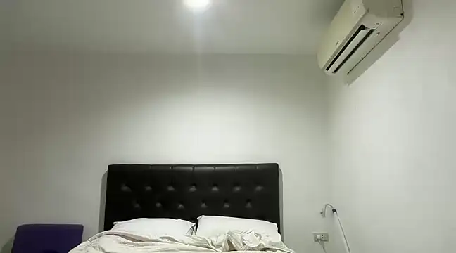 Snapshot of CamCrestXXX chatting on 2, 1, 2025 CamCrestXXX online show from 2, 1, 2025