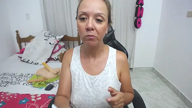 Snapshot of yeslluisa chatting on 2, 3, 2025 yeslluisa online show from 2, 3, 2025