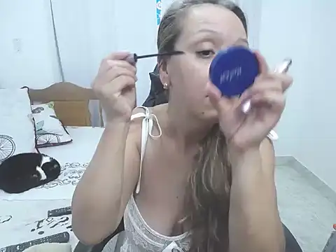 Snapshot of yeslluisa chatting on 10, 10, 2025 yeslluisa online show from 10, 10, 2025