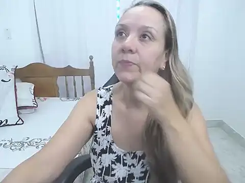 Snapshot of yeslluisa chatting on 11, 10, 2025 yeslluisa online show from 11, 10, 2025