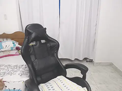 Snapshot of yeslluisa chatting on 27, 11, 2025 yeslluisa online show from 27, 11, 2025