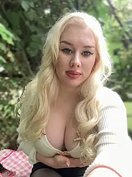 LaraHollywood online show from 21, 9, 2025