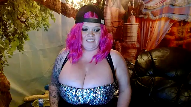 Snapshot of HoneyChambers chatting on 11, 11, 2025 HoneyChambers online show from 11, 11, 2025