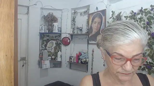 Snapshot of FunnyGrandma chatting on 10, 5, 2026 FunnyGrandma online show from 10, 5, 2026