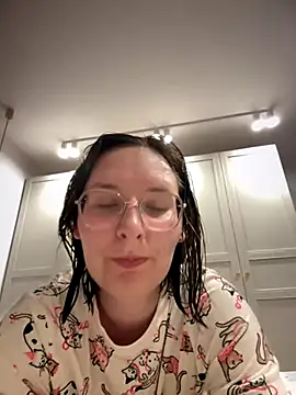Snapshot of The_Snowwhitee chatting on 4, 10, 2025 The Snowwhitee online show from 4, 10, 2025