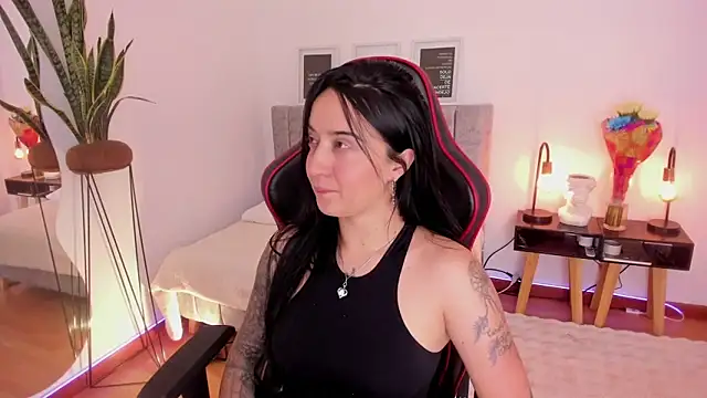 EmmyEvans1 online show from 28, 2, 2025