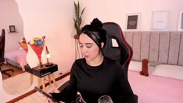 EmmyEvans1 online show from 12, 3, 2025