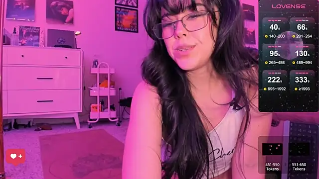 Snapshot of Evie-Luna chatting on 4, 2, 2025 Evie-Luna online show from 4, 2, 2025