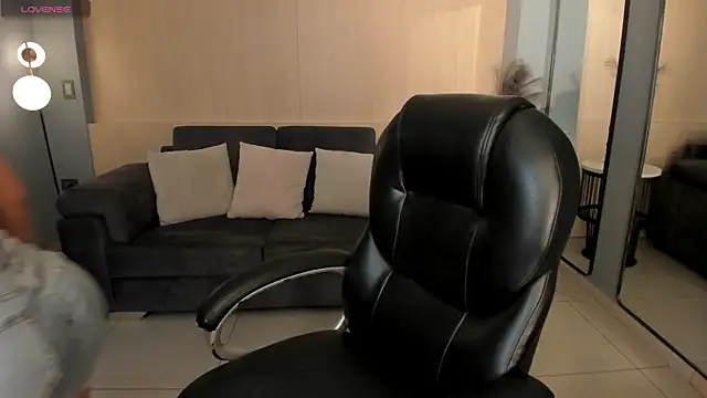 Snapshot of MiaRoberts1 chatting on 5, 12, 2025 MiaRoberts1 online show from 5, 12, 2025