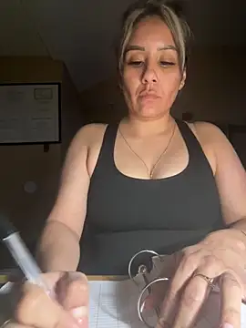 Snapshot of Aw_ThROAt9 chatting on 6, 5, 2026 Aw ThROAt9 online show from 6, 5, 2026