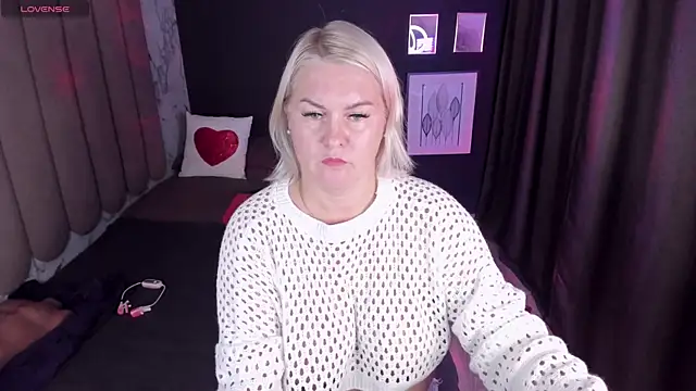 YolandaKiss online show from 6, 10, 2025