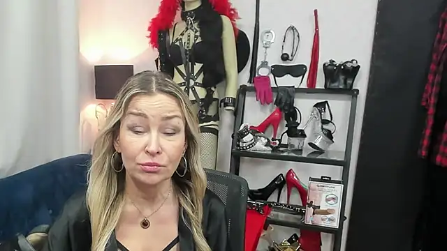 Snapshot of crystaLUX chatting on 3, 2, 2026 crystaLUX online show from 3, 2, 2026