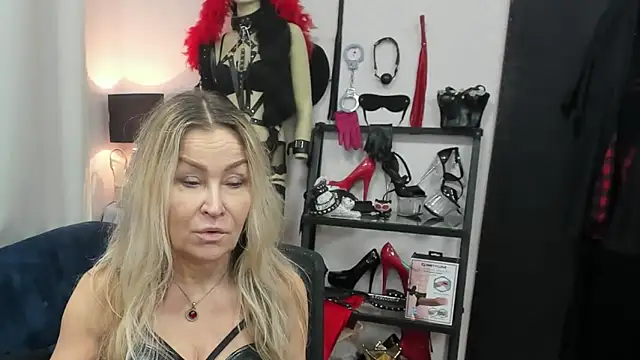 Snapshot of crystaLUX chatting on 18, 2, 2026 crystaLUX online show from 18, 2, 2026