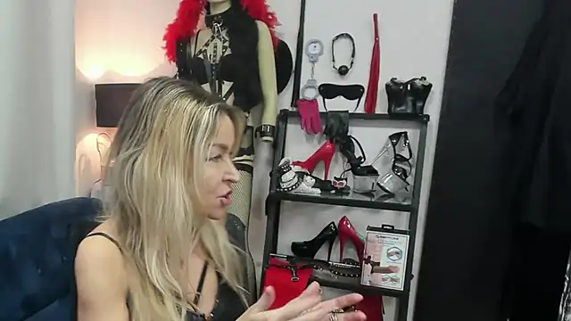 Snapshot of crystaLUX chatting on 19, 2, 2026 crystaLUX online show from 19, 2, 2026