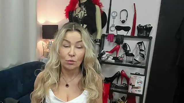 Snapshot of crystaLUX chatting on 27, 2, 2026 crystaLUX online show from 27, 2, 2026