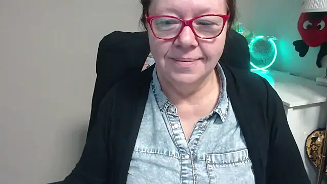 Adelewildx online show from 17, 3, 2025