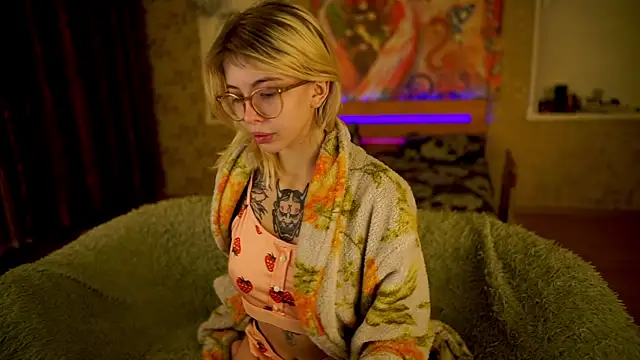 Snapshot of Allison_Cuty chatting on 15, 2, 2025 Allison Cuty online show from 15, 2, 2025