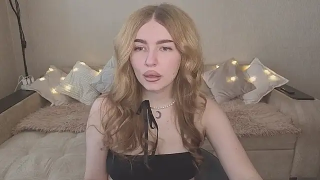 Snapshot of ViolettaLopez chatting on 9, 10, 2025 ViolettaLopez online show from 9, 10, 2025