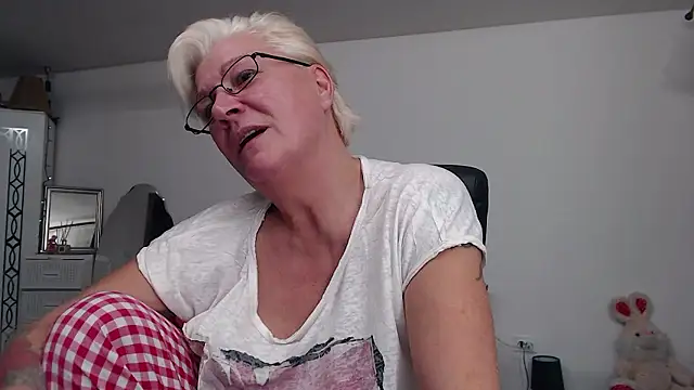 Snapshot of LaylaMilf chatting on 2, 12, 2024 LaylaMilf online show from 2, 12, 2024