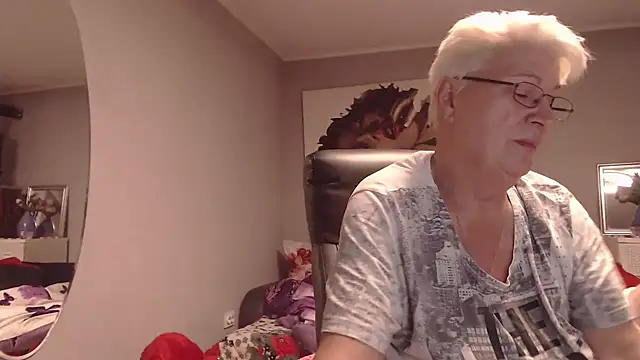 Snapshot of LaylaMilf chatting on 9, 10, 2025 LaylaMilf online show from 9, 10, 2025