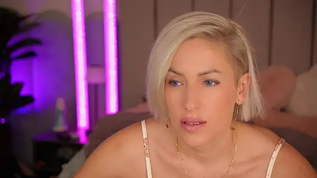 Snapshot of VickySecret96 chatting on 20, 11, 2025 VickySecret96 online show from 20, 11, 2025