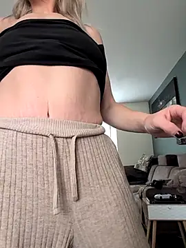 Snapshot of NaomiAndFriends chatting on 17, 10, 2025 NaomiAndFriends online show from 17, 10, 2025