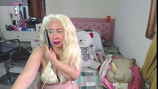 Snapshot of lucy_belle_bm chatting on 5, 6, 2026 lucy belle bm online show from 5, 6, 2026